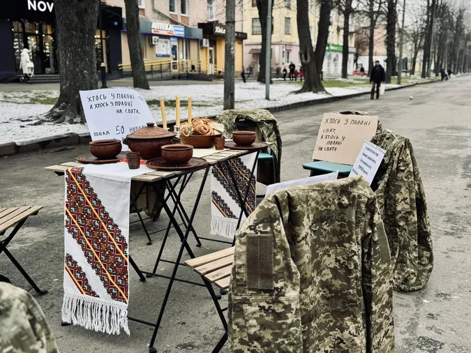 Військові форми на порожніх стільцях: у Нововолинську провели акцію-нагадування (фото)