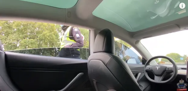 Поліція зупинила автомобіль Tesla, яким керував автопілот (відео)