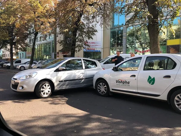У Луцьку автомобіль викотився з парковки на дорогу (фото) 