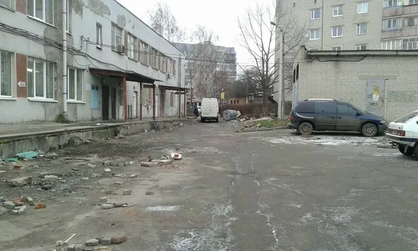 У Луцьку зникла точка продажу штучних квітів і вінків (фото)