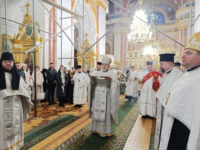 Молитви і колядки: у луцькому соборі Святої Трійці провели різдвяну службу (фото)