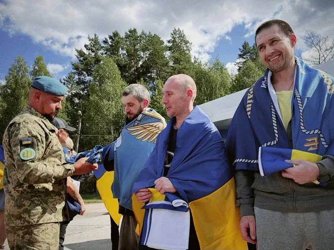 З білорусі в Україну повернулися 10 зниклих безвісти воїнів (фото)