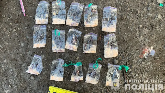Мав «товару» на 100 тисяч: у Луцьку затримали 18-річного «закладника» (фото)