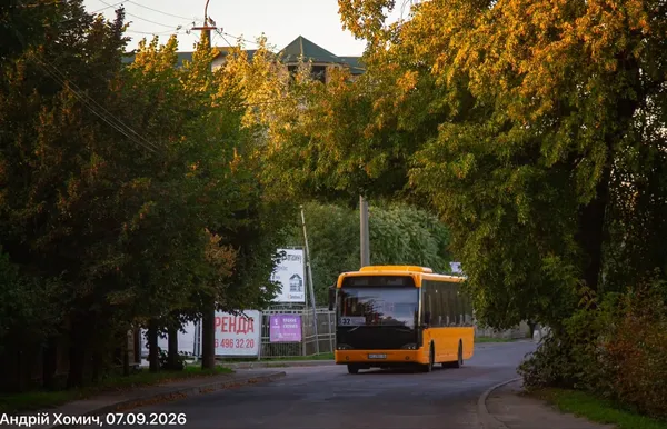 На вулиці Луцька уперше виїхав особливи автобус (фото)