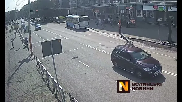 Відкинуло на 10 метрів: показали момент смертельної ДТП біля «Променя» в Луцьку (відео 18+)