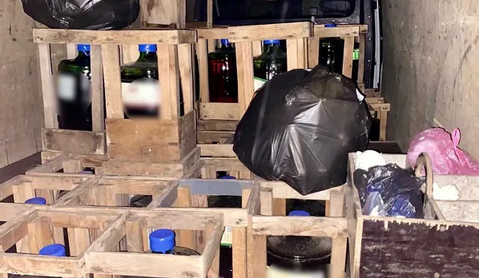 Розвозив по магазинах: на Волині зупинили авто з «лівим» алкоголем (фото)