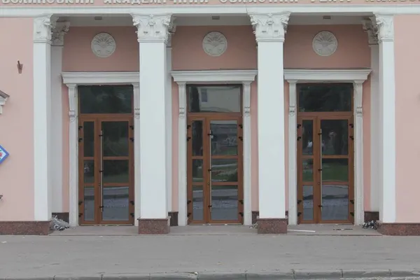 У Луцьку старовинні двері замінили на пластикові (фотофакт)