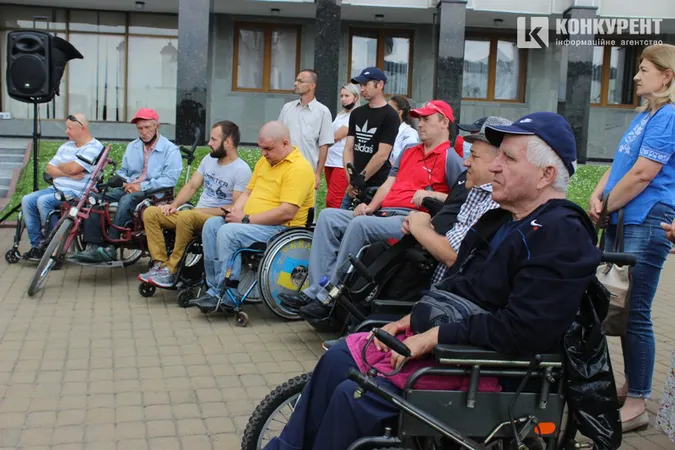 У Луцьку спортсменам з інвалідністю урочисто вручили мікроавтобус (фото)
