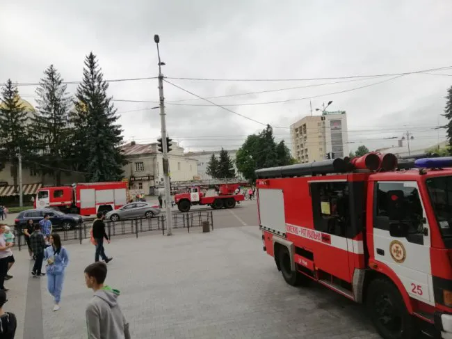 Надійшло повідомлення про пожежу у луцькому ЦУМі (фото)
