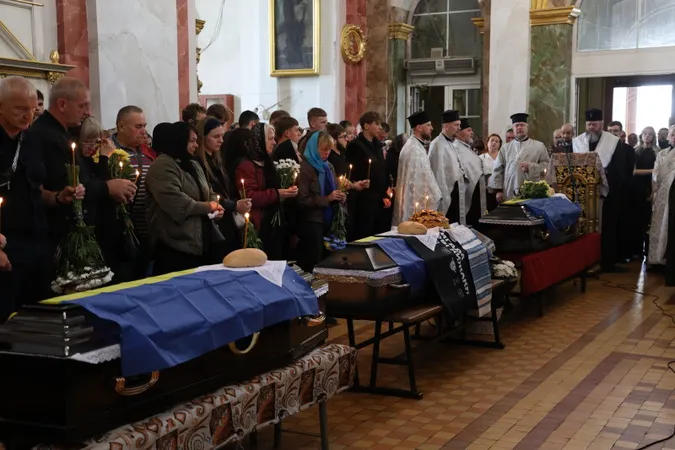 Луцьк навколішки прощався з трьома загиблими захисниками Русланом Новосадом, Владиславом Павлюком та Анатолієм Дячуком