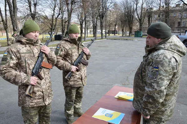 «Рано чи пізно довелося б одягнути форму»: історії лучан, які поповнили лави прикордонників (фото)
