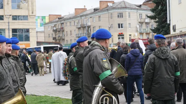 Напередодні Великодня у Луцьку прощалися з Героєм, згадуючи Ісуса (фото, відео)