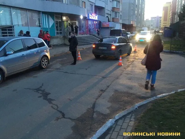 У Луцьку дитина потрапила під колеса автівки: її госпіталізували (фото)
