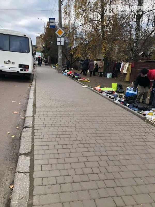 Старе місто перетворюється на Шанхай: лучанина обурила стихійна торгівля на газоні