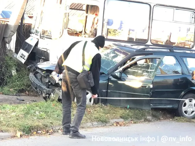 У Нововолинську автобус протаранив легковик – є травмовані (фото)
