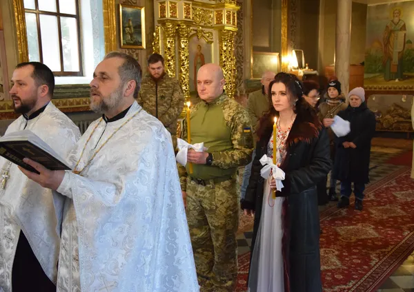 У Луцьку прикордонник, який повернувся із зони бойових дій, повінчався з дружиною (фото)