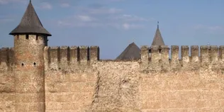 У фортеці над Дністром обвалилася стіна, змочена дівочими слізьми (фото)