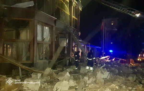 Під завалами люди: російська ракета рознесла готель в Кривому Розі (фото)