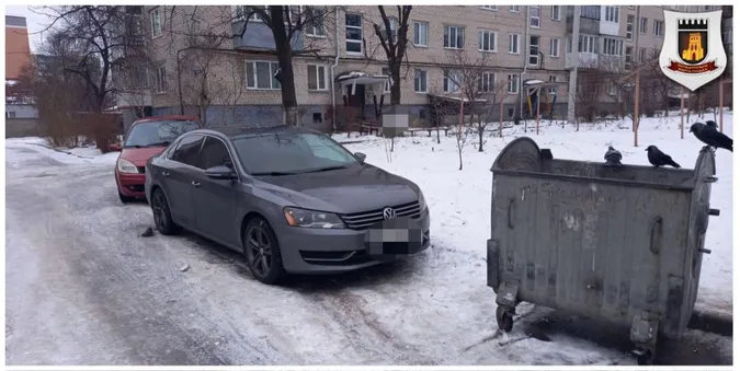 У Луцьку водіїв закликають не паркуватися біля смітників (фото)