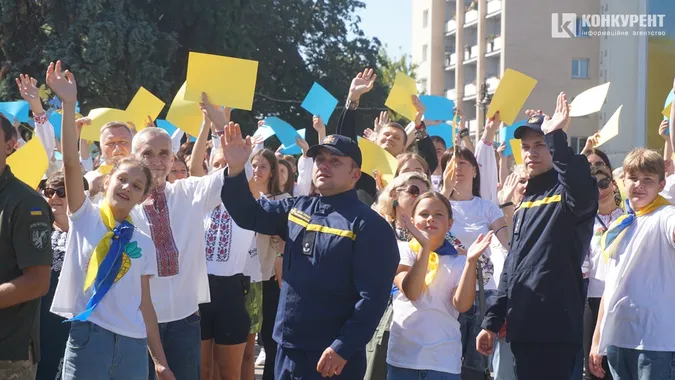 Лучани у День міста тілами склали карту України (фото)