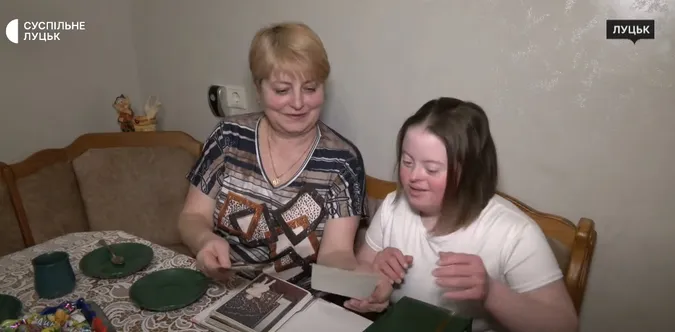 Малює картини та готує татові каву: як живе 26-річна лучанка із синдромом Дауна (відео)