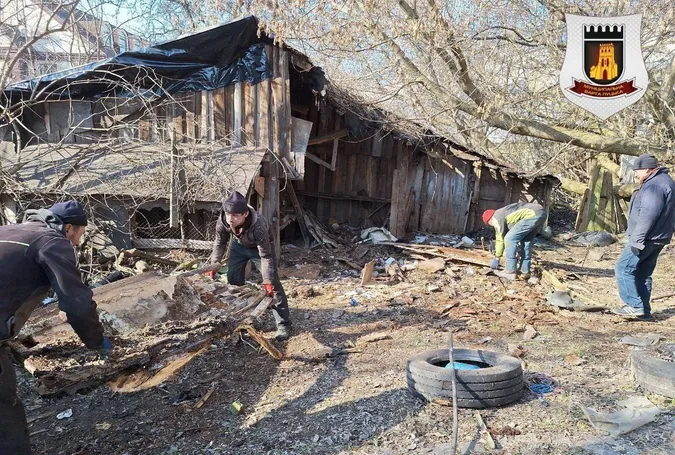 У Луцьку муніципали розвалили старі халабуди на Дубнівській (фото)