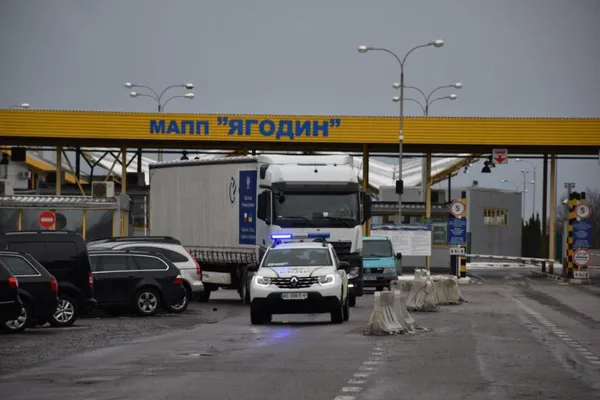 Ліжка, ковдри, респіратори: в «Ягодині» зустріли 38 тонн допомоги від Польщі (фото, відео)