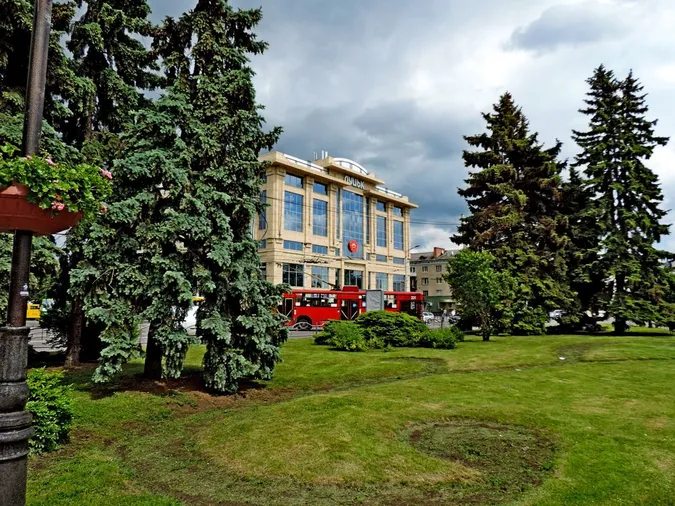 Вирізнявся з-поміж інших: Луцьком курсував яскравий тролейбус (фото)