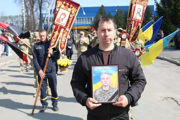 Життя присвятив порятунку інших: на Волині попрощалися з Героєм Олександром Батурою (фото)