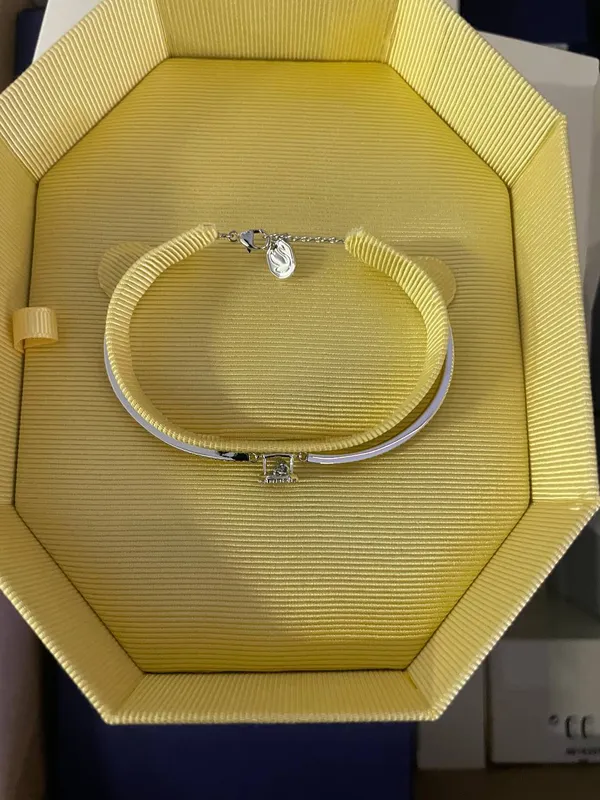 Брендовий одяг і взуття, біжутерія Swarovski: в «Ягодині» знайшли прихований товар (фото)