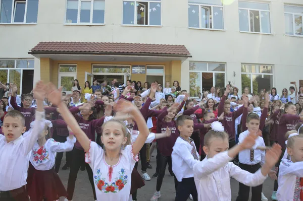 Свято Останнього дзвоника у луцькій школі № 1 (фото, відео)