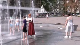 Фонтани, водяні арки та черги за напоями: як у Луцьку рятуються від аномальної спеки (відео)