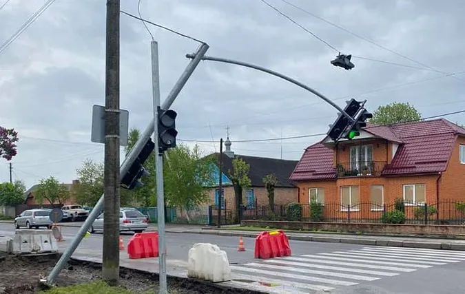 У Луцьку над пішохідним переходом навис світлофор (фотофакт)