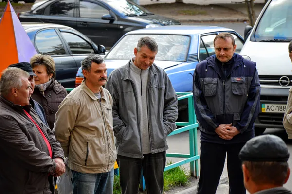 Дехто підходили вже під час зборів