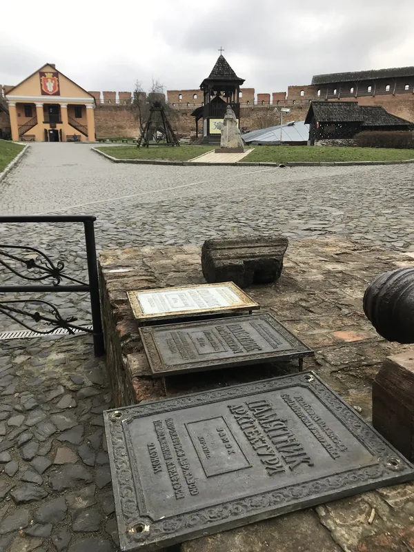 Із Луцького замку демонтували охоронні дошки радянського періоду (фото)