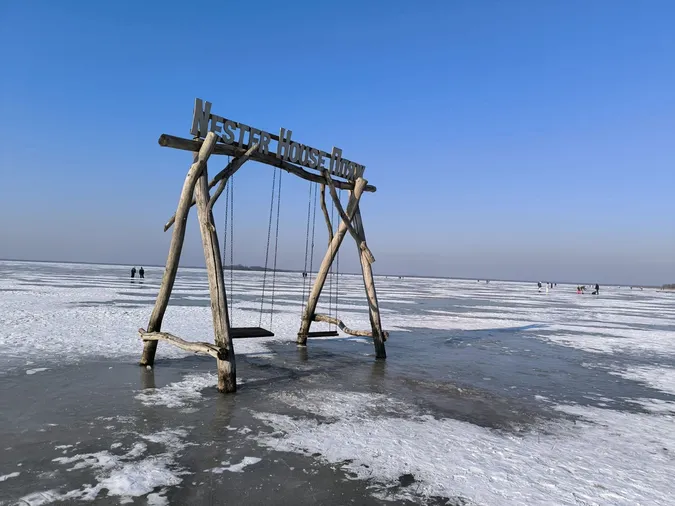 Трава на берегах і крига на воді: на Світязі зима зустрічає весну (фото)