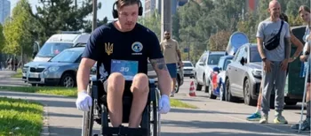 Подолав 42 км на кріслі колісному: ветеран з Волині збирає мільйон для поранених військових (відео)