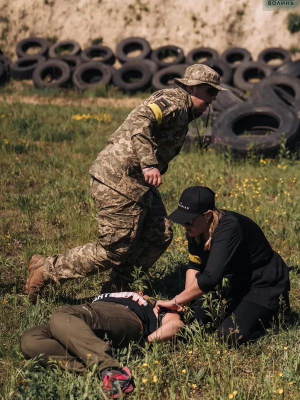 Хардкор і практика: на Волині понад сотня цивільних пройшла потужний військовий вишкіл (фото)