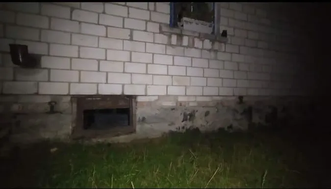 Вліз через підвальне вікно: у Маневичах злодій поцупив з будинку їжу і 600 гривень (фото)