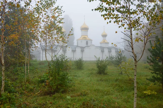 Луцьк накрив густий ранковий туман (фото)