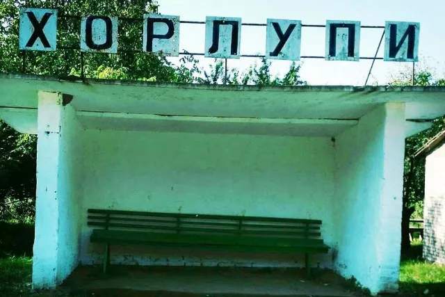 У селі під Луцьком обшарпану зупинку перетворили в арт-об'єкт (фото)