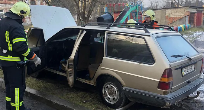 У Володимирі загорівся припаркований на газоні Volkswagen (фото, відео)