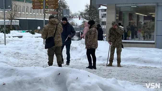 Змусило життя: чому військові продають у Луцьку парфуми за донат
