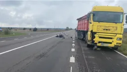 Помер від травм у «швидкій»: на Волині мопедист потрапив під колеса фури (фото, відео)