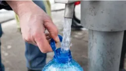 Російські окупанти в Маріуполі поливають газони, де людям бракує води (відео)