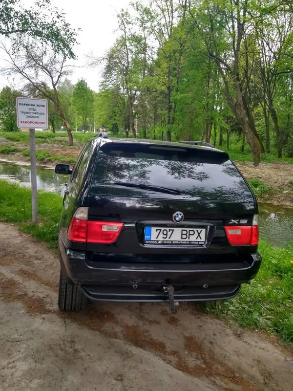 Луцькі муніципали присоромили водіїв, які паркуються на газонах (Фото)