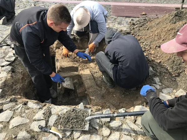 На Замковій площі в Луцьку виявили мурування середньовічної забудови (фото, відео)