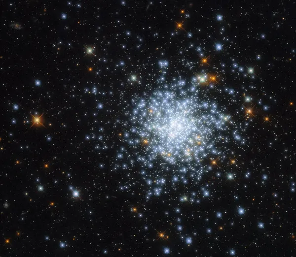 Телескоп Hubble показав розсіяне скупчення у сузір'ї Золота Риба (фото)