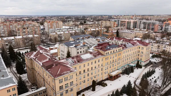 Зі світлом за будь-яких умов: в обласній лікарні на Волині встановили сонячні панелі