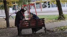 У Ковелі члени двох ДВК «уточнювали» виборчу документацію у парку на лавці